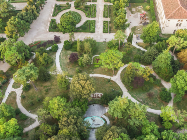 Giardini del Castello: posa delle nuove panchine