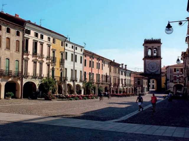 Sistemazione pavimentazione in trachite 